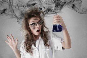 Chemikerin mit rauchendem Reagenzglas