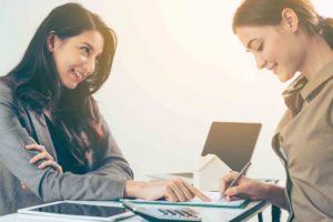 zwei Frauen beim Besprechung