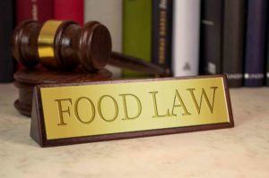 Anwalthammer am Tisch neben food law tafel
