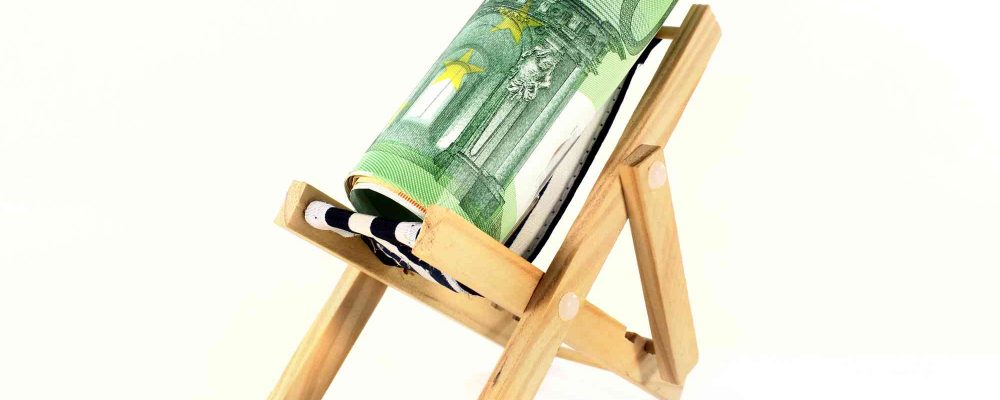 Urlaubsgeld Grüner Geldschein auf einen Liegestuhl