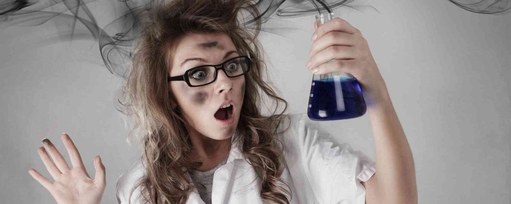 Chemikerin mit rauchendem Reagenzglas